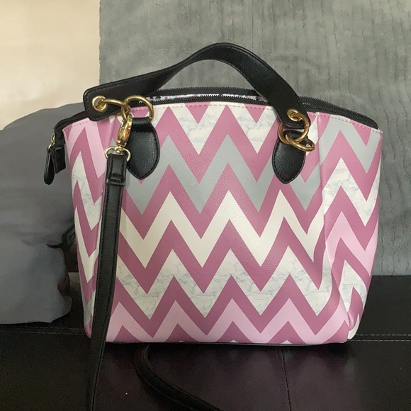 Med size Betsy Johnson zig zag pattern bag - Picture 3 of 4